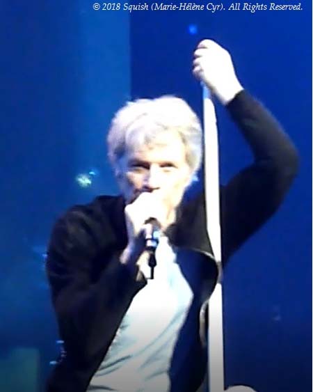Jon Bon Jovi qui regarde Marie-Hélène Cyr au spectacle de Bon Jovi à Montréal, Québec, Canada (18 mai 2018)